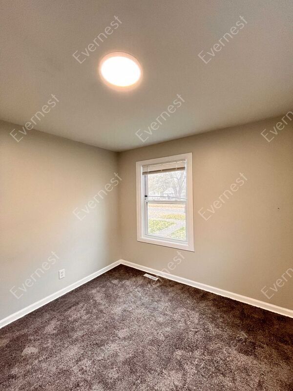 Building Photo - 11520 Maxwell Ave