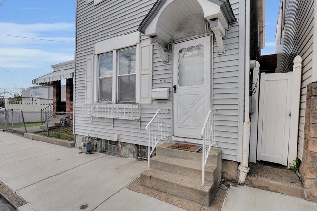 Building Photo - 2 BR+ Den/office, 2 bath Bloomfield/Upper ...
