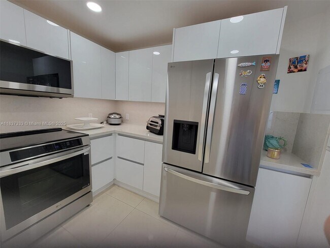 Building Photo - 5701 Collins Ave