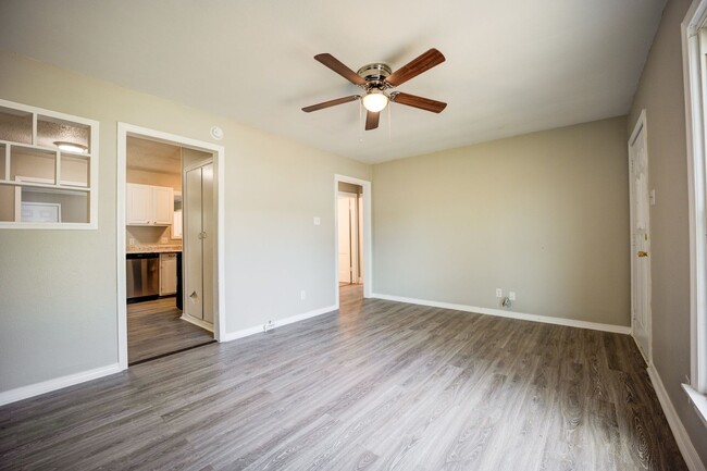Building Photo - Freshly Updated 3 Bedroom Home