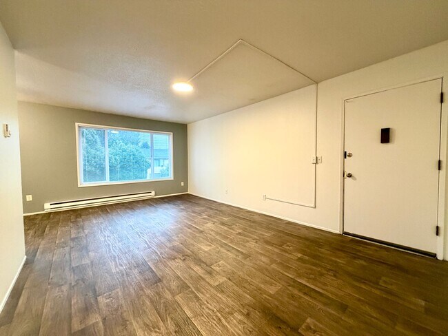 Building Photo - **FREE FIRST MONTH'S RENT** Spacious Top Floor Unit~ Great Natural Light~ Updated with Great Stor...