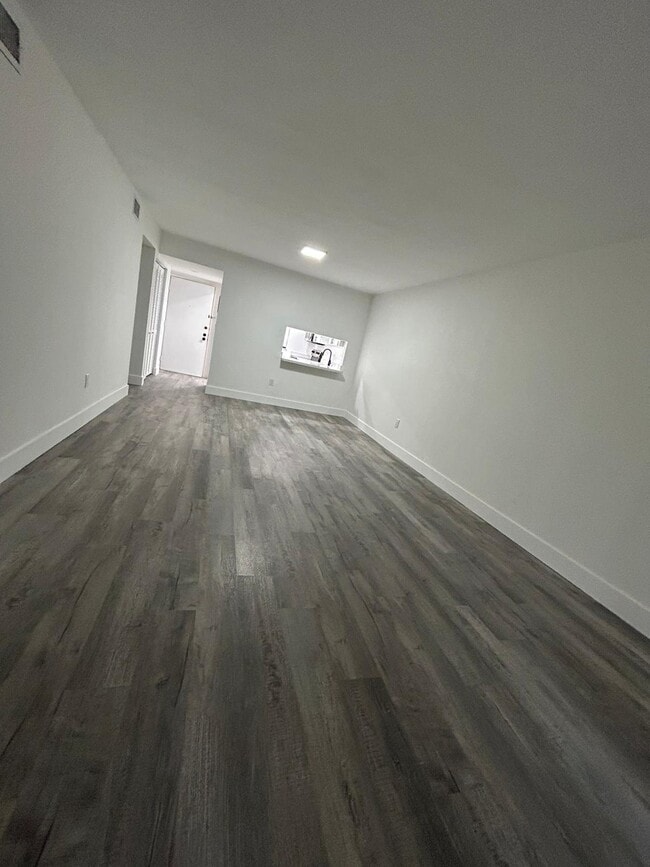 Building Photo - 8875 Fontainebleau Blvd
