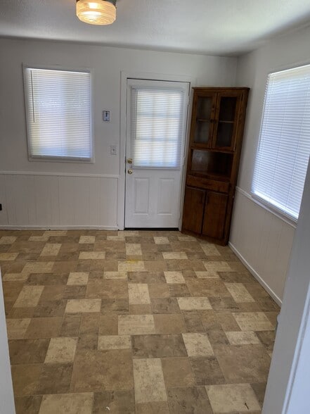 Building Photo - 2120 Meadowbrook Ave