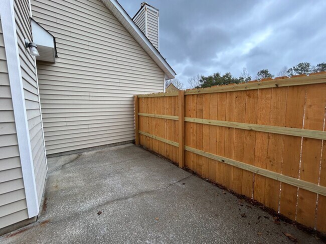 Building Photo - 923 E Estates Blvd