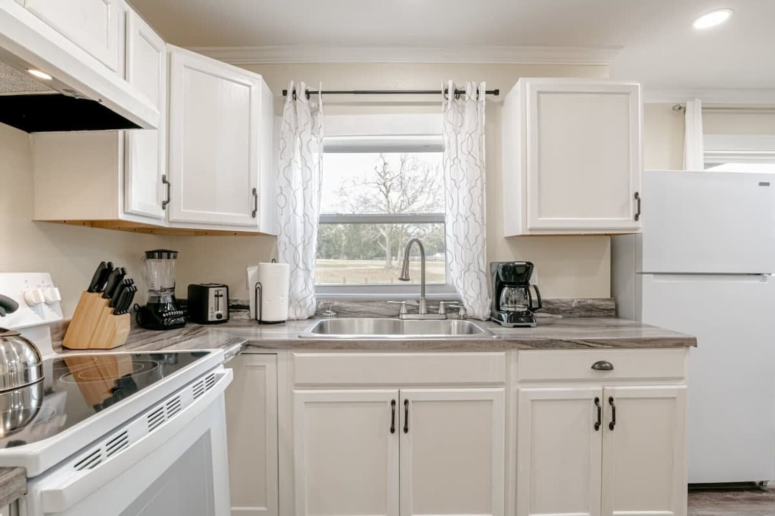 Building Photo - 2863 Potter Dr