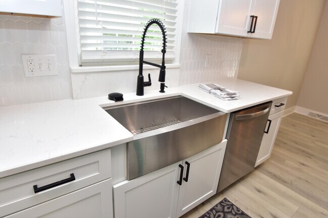 Building Photo - 3805 Wedgewood Ct