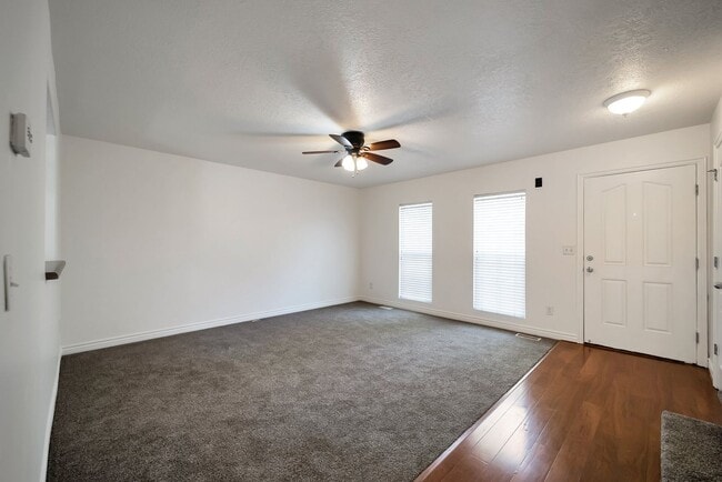 Building Photo - Awesome Townhome in Iverness Square in Murray