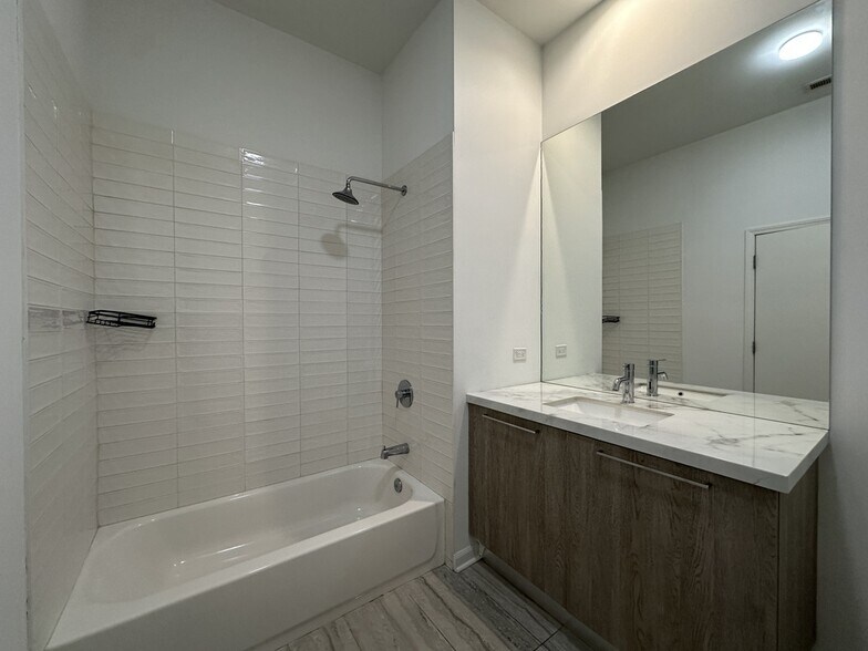 Building Photo - 2550 S Wabash Ave