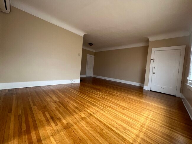 Living room - 1642 La Fayette Rd