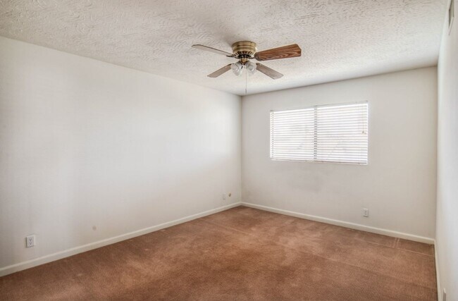 Building Photo - 4546 E Blue Jay Ave