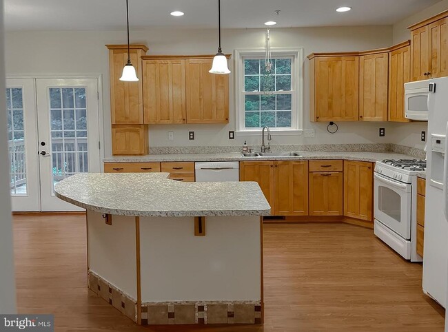 Building Photo - 46230 Sylvan Ct