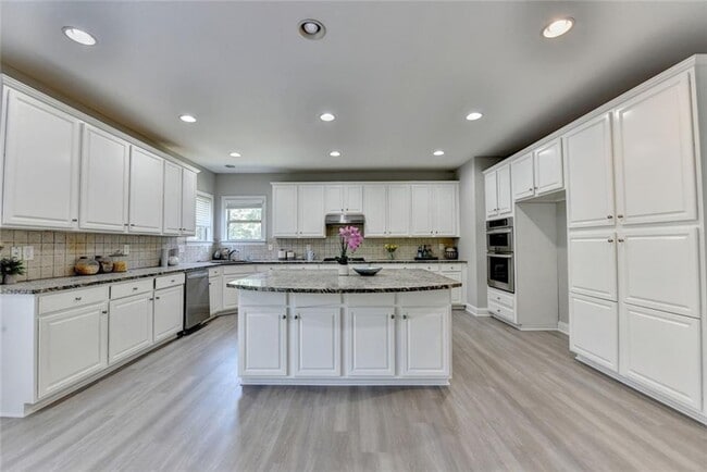 Building Photo - 4805 Shelbourne Dr