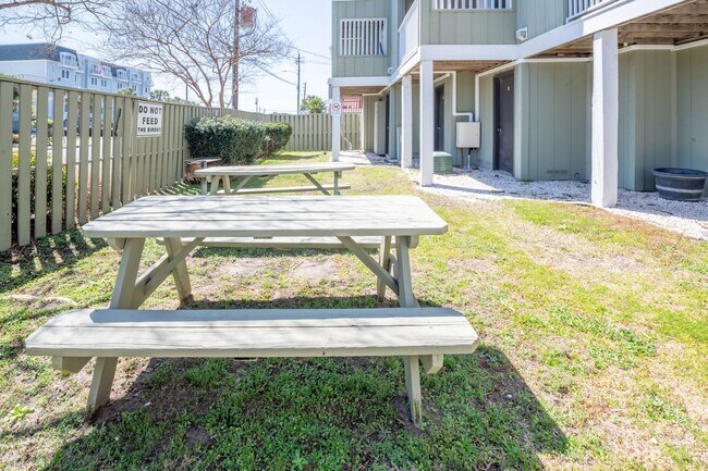 Building Photo - COZY,  FURNISHED OFF-SEAON MONTHLY RENTAL