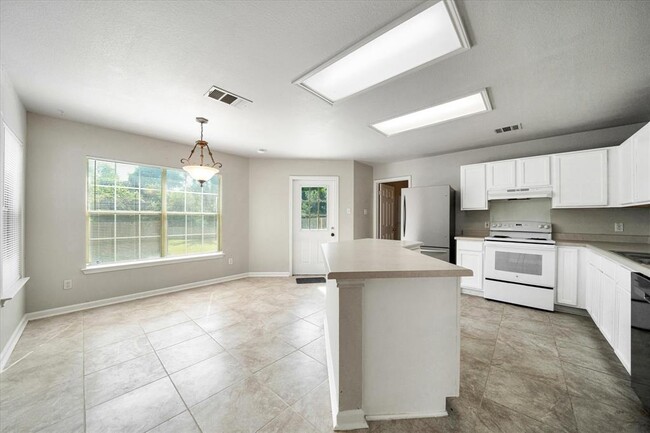 Building Photo - 1701 Balsam Way