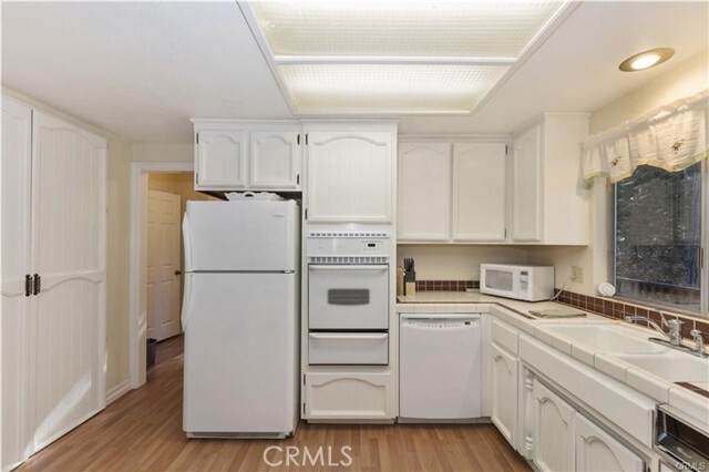 Building Photo - 27875 Rainbow Dr