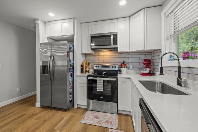 Building Photo - BEAUTIFULLY REMODELED, CONVIENENTLY LOCATE...