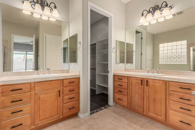 Building Photo - Anthem Highlands home with energy saving u...