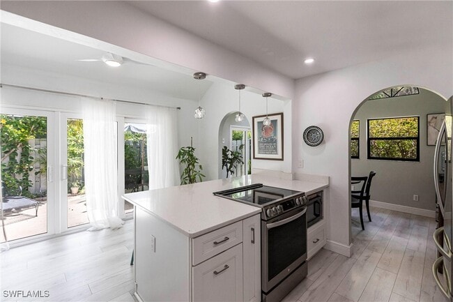 Building Photo - 1323 Solana Rd