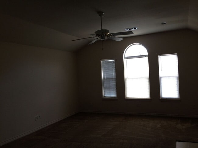 Building Photo - Spacious Duplex Available for  Lease!