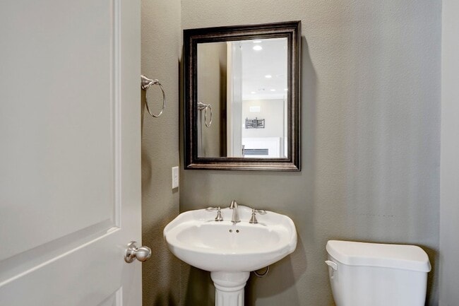 Building Photo - 8906 Lakeshore Bend Dr