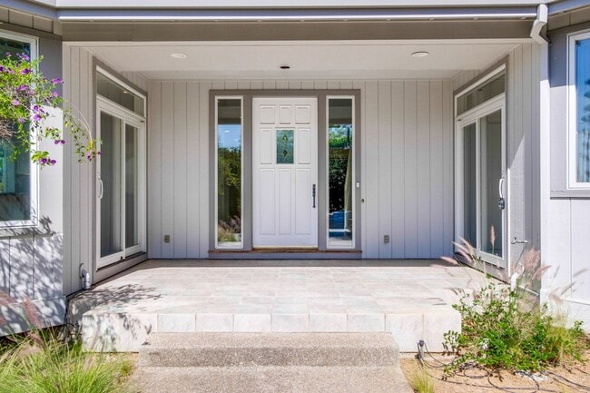 Building Photo - Large 3,767 sqft home on a 10,000 sqft lot- 2 bed located on 1st floor w/ separate entrance - Top...