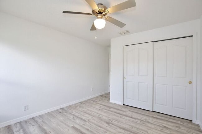 Building Photo - Beautiful 3/2 Spacious Home with a Bonus Room and a Large Fenced Backyard in Southern Fields - Cl...