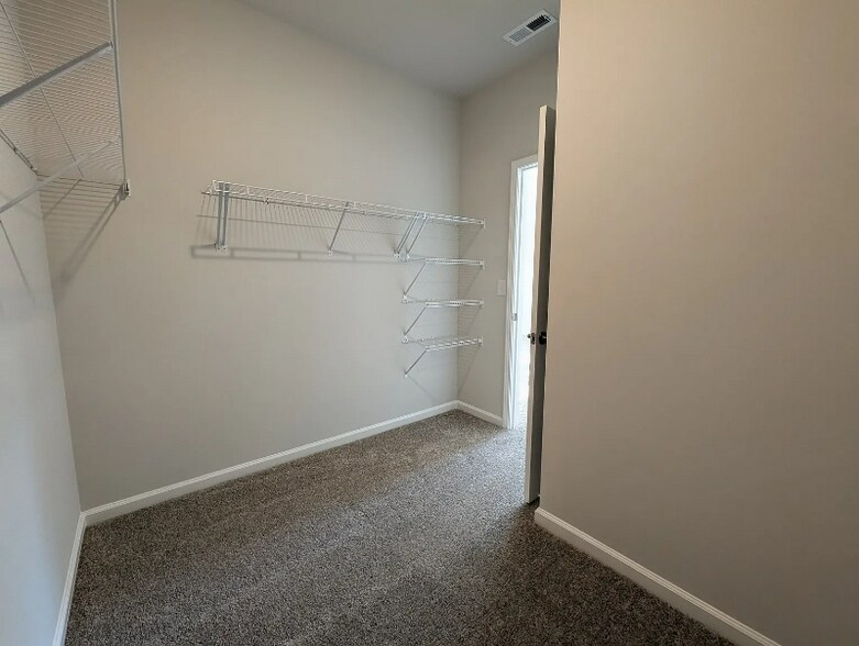 Building Photo - 740 Ben Ledi Ct