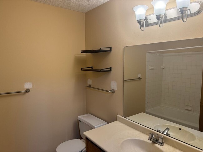 Building Photo - Fantastic Coon Rapids Townhouse!