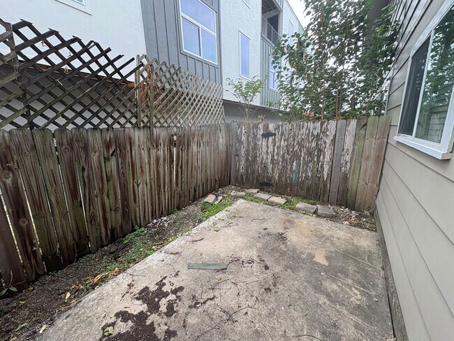 Building Photo - Charming & Updated Condo in Prime Austin Location!