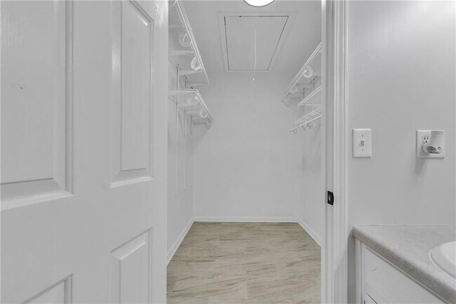 Building Photo - 250 Meadow View Dr