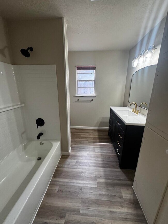 Building Photo - 4 Bedroom 3 Bathroom Ready To Rent!