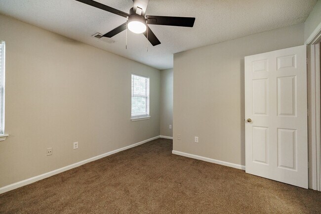 Building Photo - 215 Jennings Mill Rd