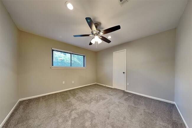 Building Photo - 2318 Turtle Creek Dr