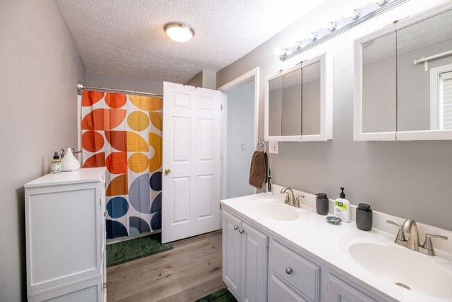 Building Photo - Prime Tremont Location | 2BR with Yard & Parking