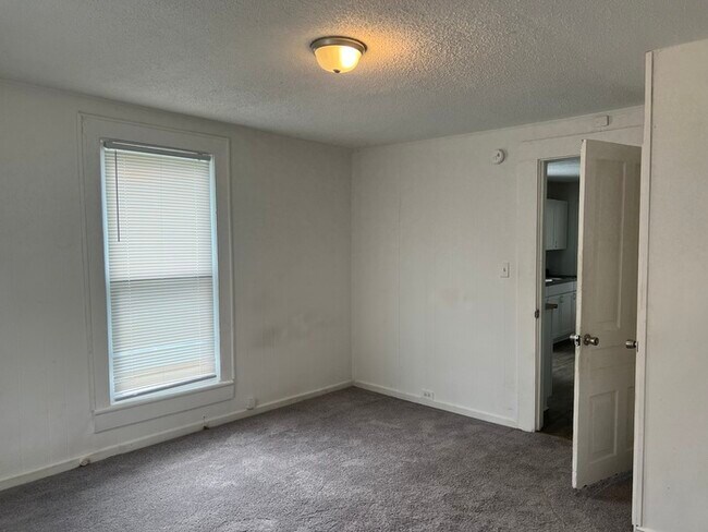 Building Photo - 2 bedroom 1 bath house