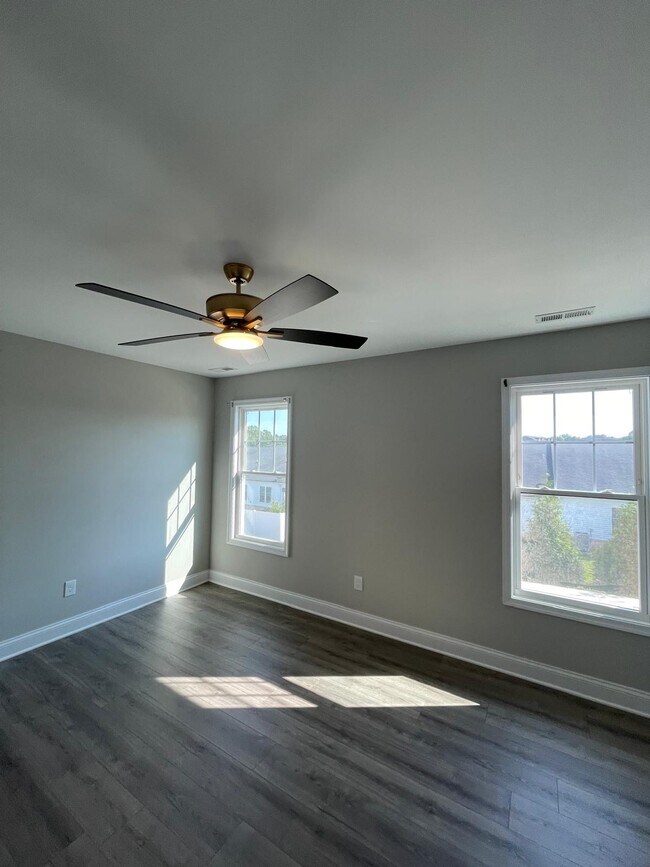 Building Photo - 1054 Brownstone Ln