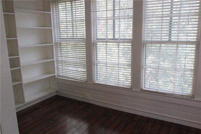 Building Photo - 800 San Antonio St