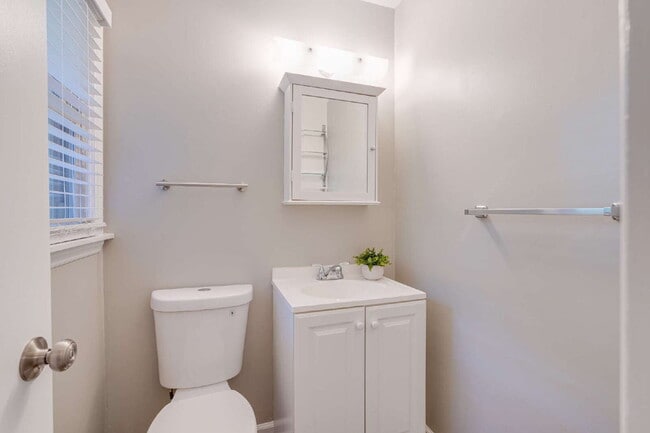 Building Photo - Spacious 3-Bed Ranch Living in Hillsborough
