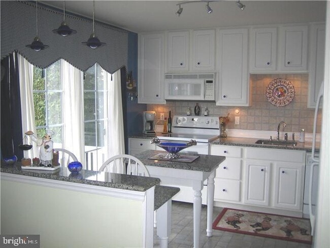 Building Photo - 5002 Essex Ln