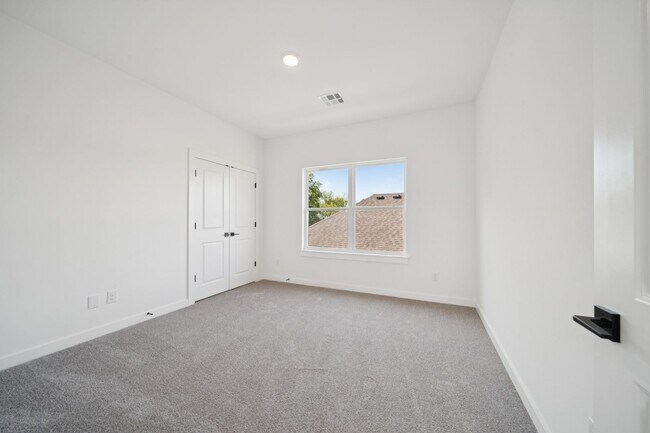 Building Photo - Welcome to this stunning new build in the desirable gated community of Broken Arrow, OK!