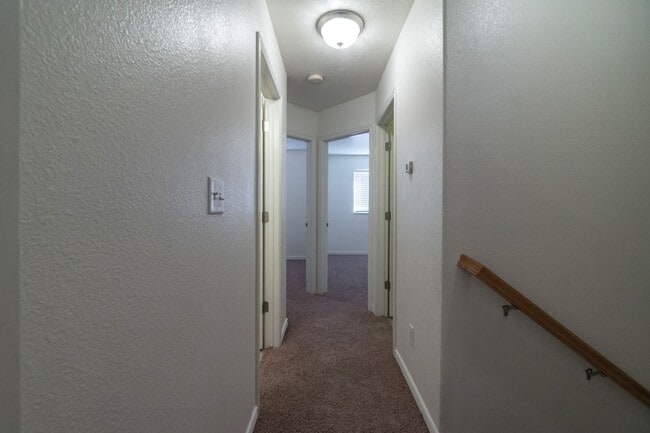 Building Photo - Hidden Valley Townhome For Rent!