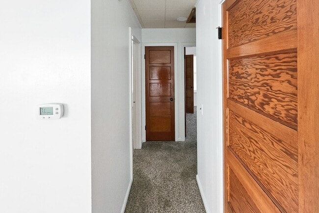 Building Photo - 2-Bed 1-Bath Duplex Unit in the Heart of R...