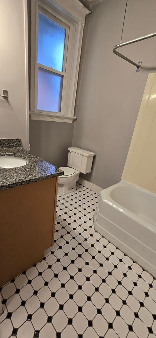 Building Photo - Spacious Two Bedroom Condo in the Barwick-Large Kitchen-Renovated Bathroom