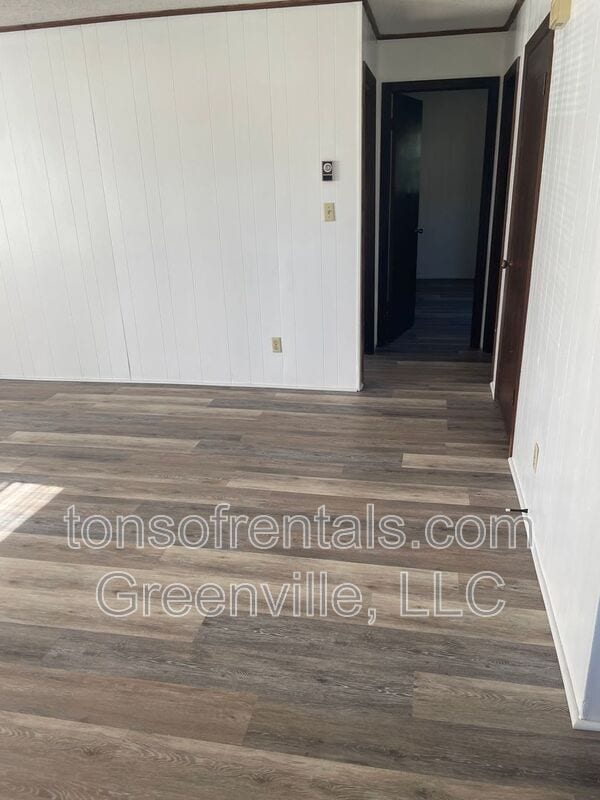 Building Photo - 214 Oakway Ave