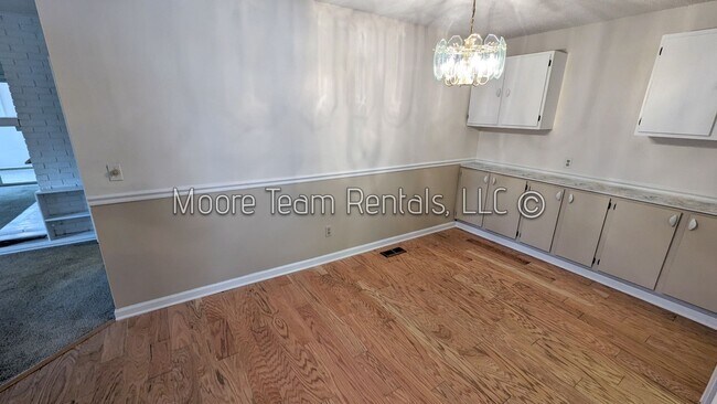 Building Photo - 2 Bed / 3 Bath Condo - Office, Pool, Clubhouse & Garage