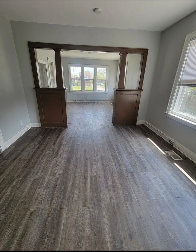 Building Photo - Welcome home- Large 3 Bedroom Duplex