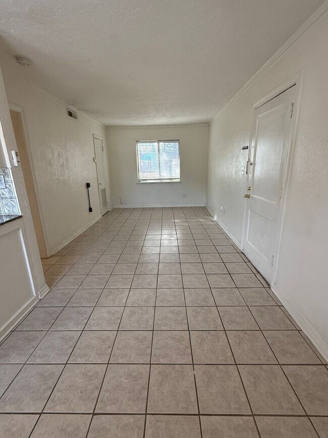 Building Photo - Updated 1-Bedroom in the Heart of the Plaza District