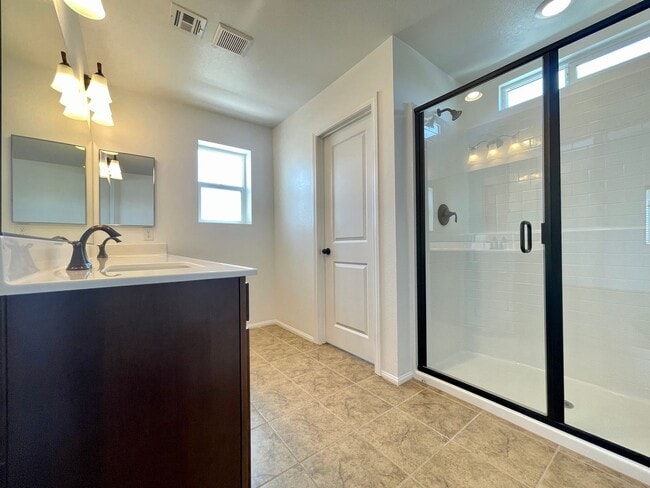 Building Photo - Amazing 3 bedroom in master planned commun...