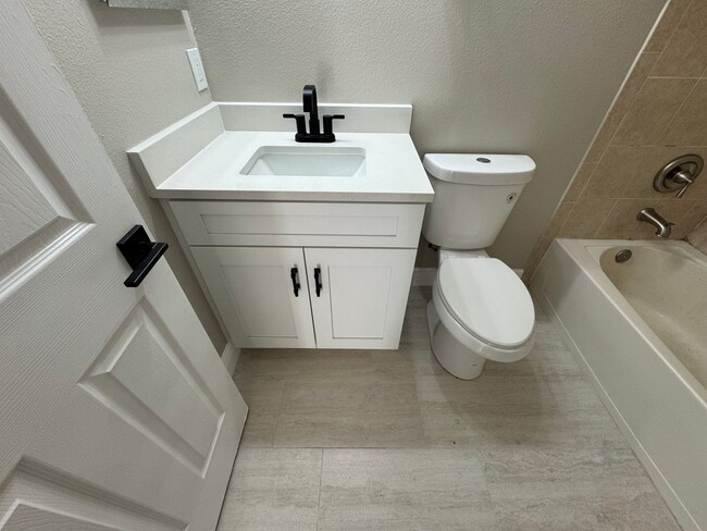 Building Photo - Fully Renovated Townhome | Modern Quartz K...