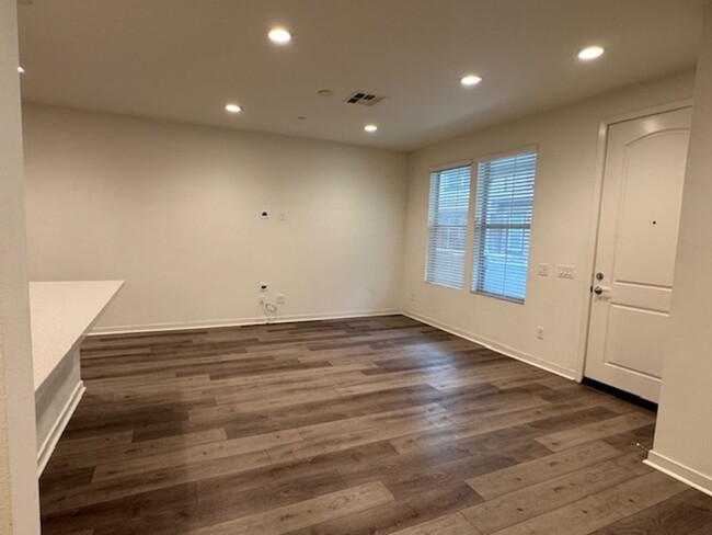 Building Photo - Newer 3 bedroom townhome in Simi Valley